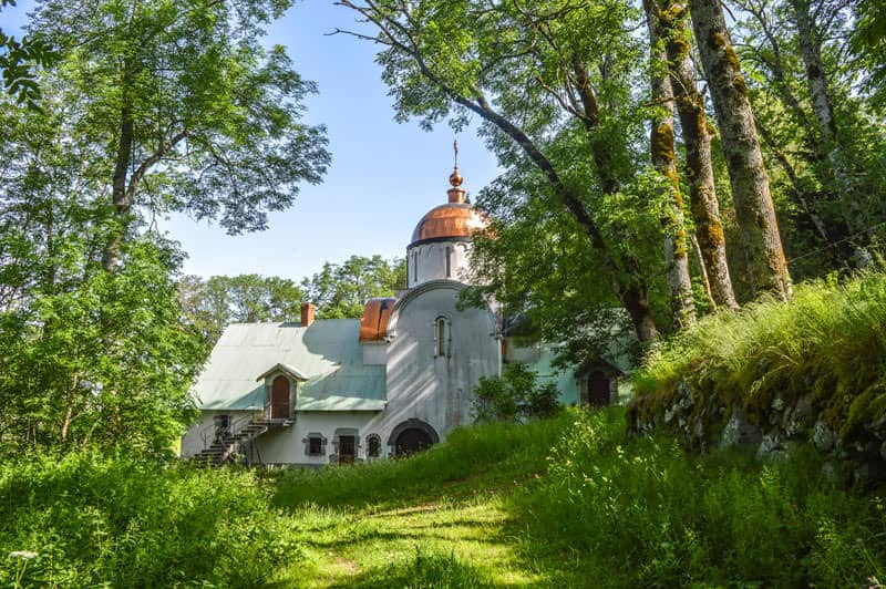 Chemin vert monastère orthodoxe coupole