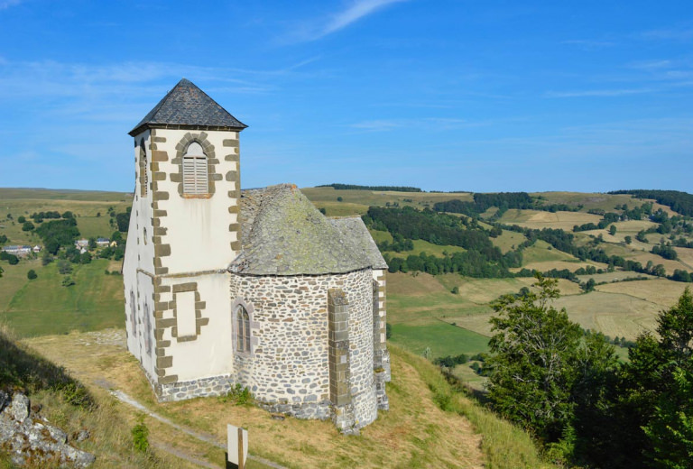 Arte románico y capillas encaramadas En el volcán del Cantal
