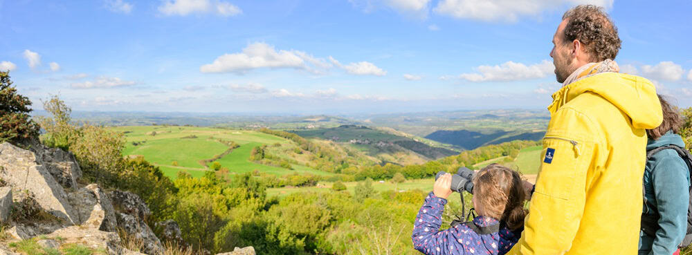 Homme et enfant admirant le paysage automnal dans les Hautes Terres.