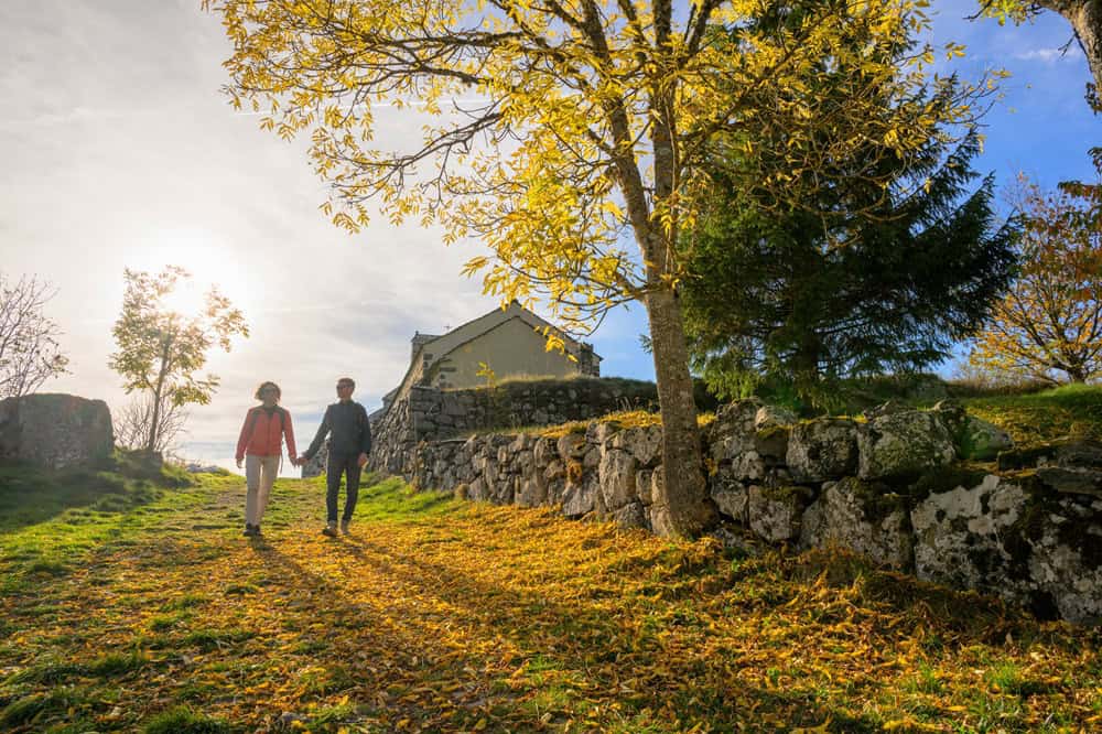 Promenade automnale dans les Hautes Terres avec un couple.