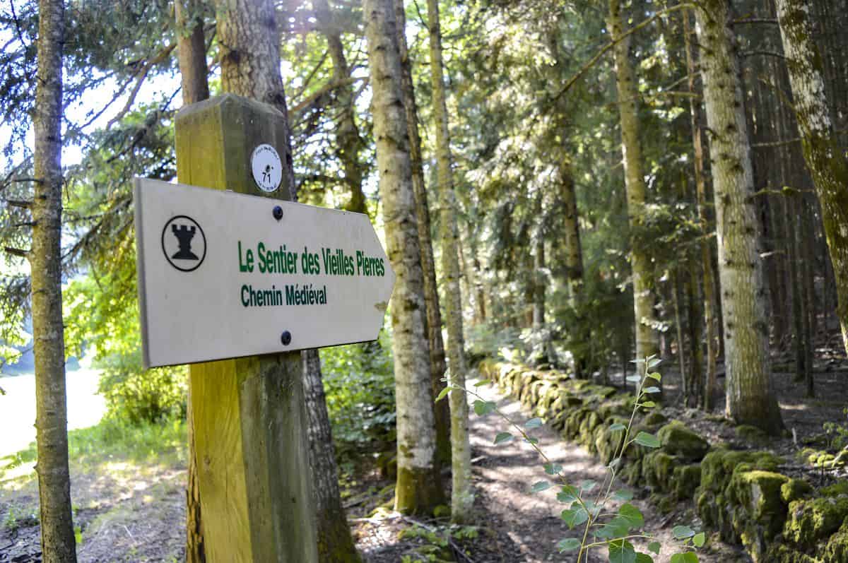 Sentier des vieilles pierres