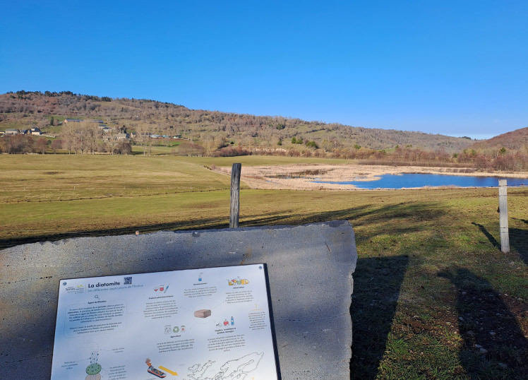 Belvédère nouvellement aménagé sur la carrière remise en état Belvédère carrières de diatomées