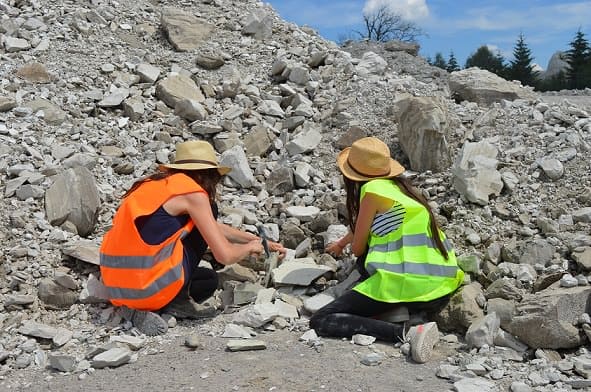 Visiteurs en recherche de fossiles dans la carrière