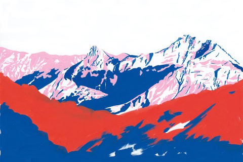 Montagnes enneigées avec sommets pointus et vallées colorées.