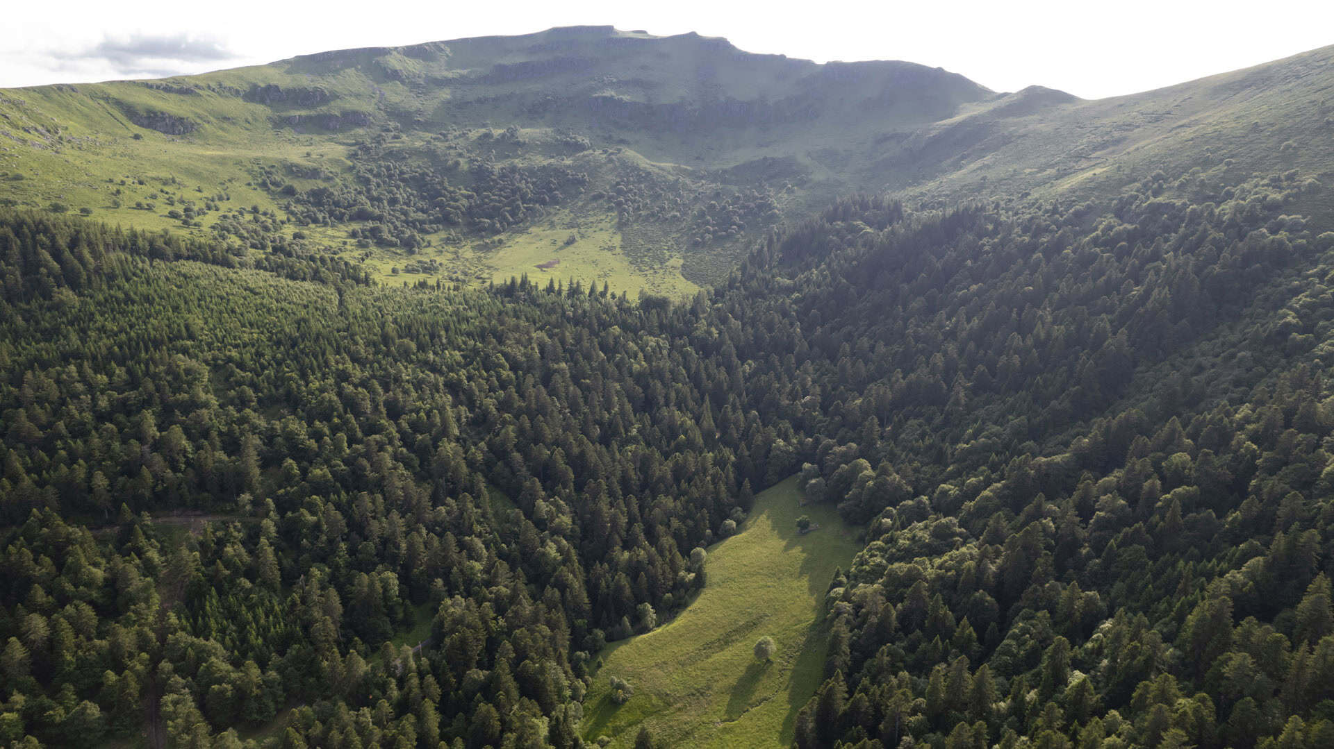 Vallée verdoyante entourée de montagnes dans les Hautes Terres.