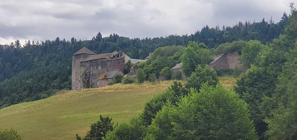 Château médiéval dans un paysage verdoyant des Hautes Terres.