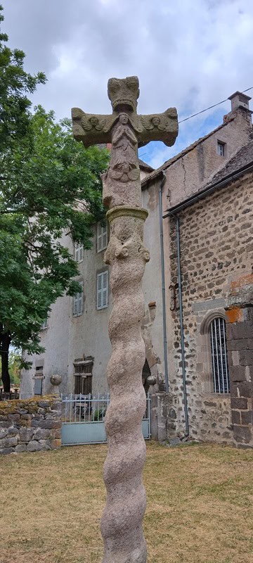 Croix en pierre torsadée dans un village des Hautes Terres.