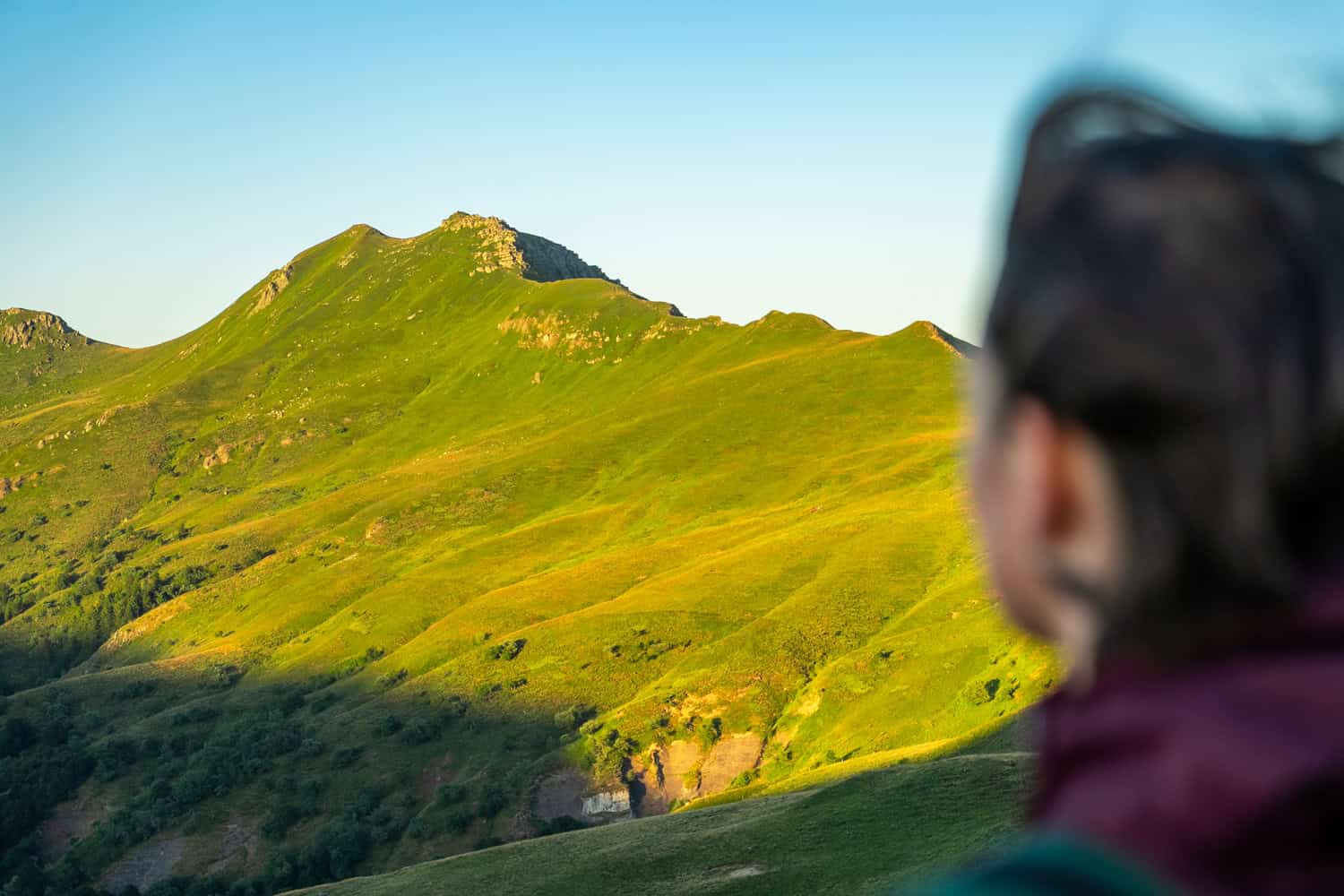 Paysage de montagne verdoyante dans les Hautes Terres du Cantal.