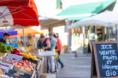 Marché local avec fruits et légumes bio en plein air.