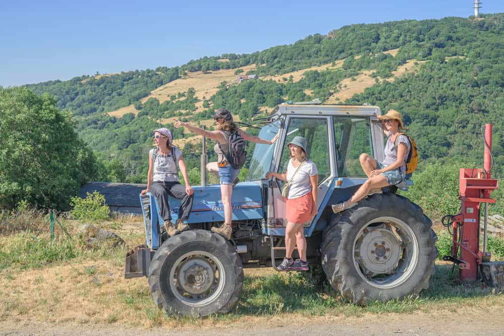 Famille profitant d'une activité en plein air avec un tracteur dans la nature.